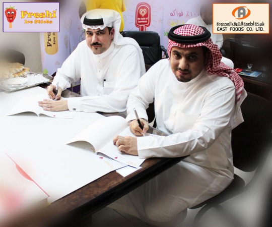 Chairman of East Foods Co Mr. Mansour Abu Thnin (right) with General Manager of Freshi Ice Sticks Mr. Tarik Alwash (left) while signing Franchise Contract between Freshi Ice Sticks and East Foods Co.